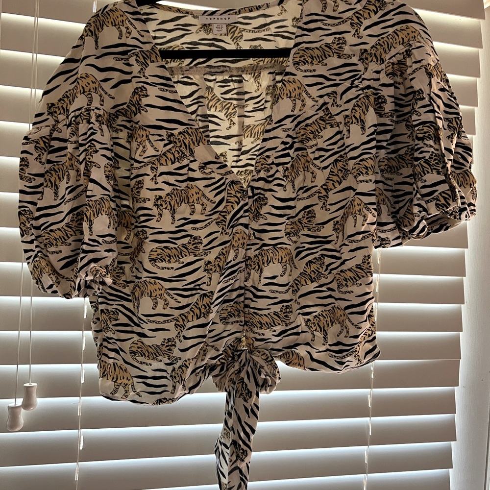 🐅🐅Top shop button up tie front animal tiger print top🐅🐅